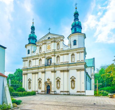 Basilica of of St. Bernardin Siena güzel cephe iki çan kulelerinin, Krakow, Polonya ile Barok tarzında inşa edilmiş