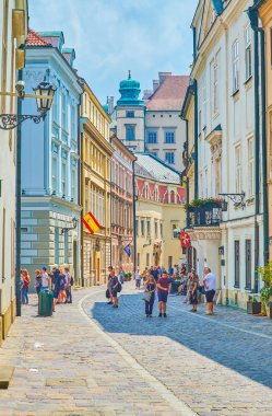 Krakow, Polonya - 21 Haziran 2018: güzel Ortaçağ sokakları dar yapılardır eski şehir ziyaret kart üzerinde 21 Haziran Krakow vardır.