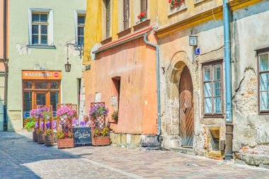 Krakow, Polonya - 21 Haziran 2018: Kanonicza sokak eski ortaçağ bina, 21 Haziran Krakow bölgesinde yer alan küçük Restoran manzara yaz terası.