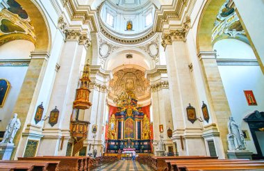Krakow, Polonya - 11 Haziran 2018: Geniş zengince dekore edilmiş iç Saint Peter ve Paul Kilisesi, 11 Haziran Krakow.