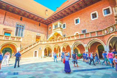 Krakow, Polonya - 11 Haziran 2018: Collegium Maius en eski bina Jagiellonian Üniversitesi ise onun avlu üzerinde 11 Haziran Krakow ziyaretçiler için açık en önemli dönüm noktası.