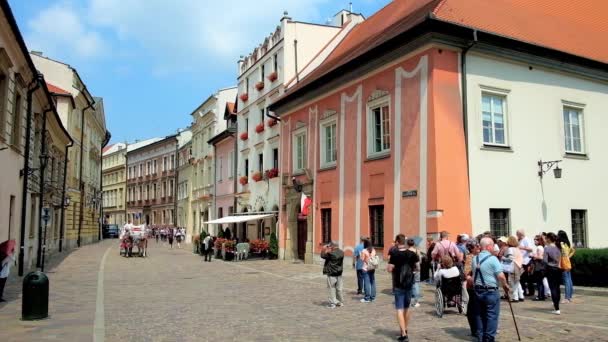 克拉科夫 2018年6月11日 狭窄的 Kanonicza 街与保存中世纪宫殿 豪宅和博物馆是著名的旅游地标 位于瓦维尔城堡旁边 在6月11日在克拉科夫 — 图库视频影像