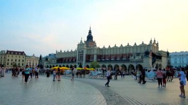 Krakow, Polonya - 11 Haziran 2018: Cloth Hall (Sukiennice) - ana el sanatları market city, doğal yapı üzerinde 11 Haziran Krakow bir görünüm ile kalabalık ana kare.