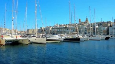 Şehir, Senglea (L-Isla) arka planda, Birgu, Malta ortaçağ binaları ile Vittoriosa Marina Tersanesi, modern Yatlar güçlendirilmiş.