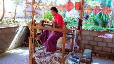 Pindaya, Myanmar - 19 Şubat 2018: Woodworker için kağıt şemsiye, bambu kolları ayak işletilen Ahşap Torna Torna geleneksel atölye çalışmasında, 19 Şubat Pindaya içinde kullanarak elde edilir.