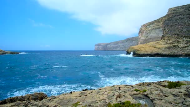 怠惰な水背の高い岩の崖 固まりがある海を望む海岸のシレンディ観光村に沿って歩くし 高速移動する雲 ゴゾ島 マルタ — ストック動画