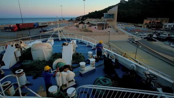 Ghajnsielem Malta Июня 2018 Года Палубные Моряки Готовятся Отгрузке Размещают — стоковое видео