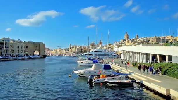 Birgu マルタ 2018 Birgu にモーター ボート Birgu Senglea のマリーナの海岸のフェリー ターミナルと古い都市の — ストック動画