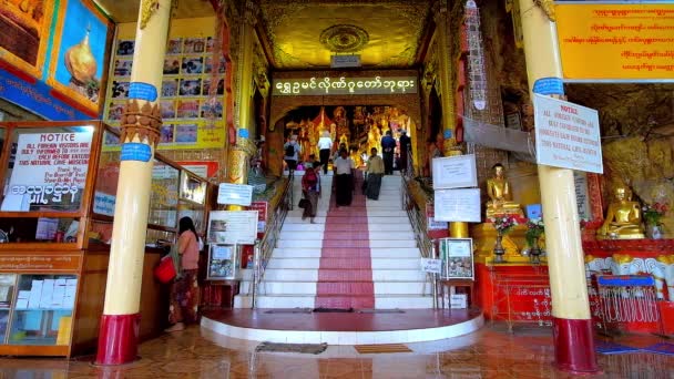 ピンダヤ ミャンマー 2018 ピンダヤ ピンダヤで 自然の洞窟で古代の仏教巡礼サイトへの階段と玄関ホール — ストック動画