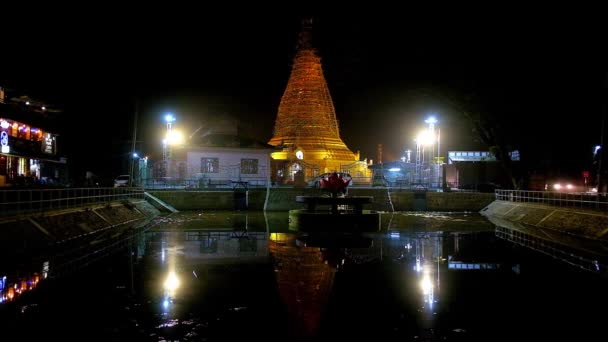 Nyaungshwe ミャンマー 2018 地元のお寺とその反射海域では Nyaungshwe での大規模な黄金の仏舎利塔を望む Tharzi 池に沿って夜の散歩 — ストック動画