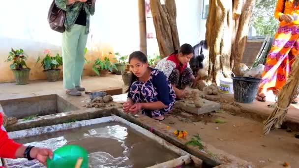 Пиндая Мянмар Февраля 2018 Года Производство Бумаги Шань Ткани Бумажным — стоковое видео