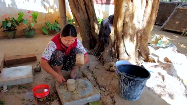 ピンダヤ ミャンマー 2018 シャン紙の生産 職人を打つ木槌ピンダヤで 柔らかくすると 桑の木の紙生地 — ストック動画