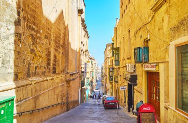 Valletta, Malta - 17 Haziran 2018: Dar Melita yoIda Ortaçağ yüksek binalar, tine barlar ve kafeler, 17 Haziran'da Valletta.