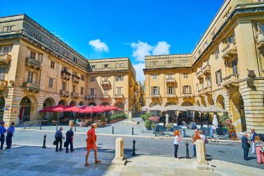 Valletta, Malta - 17 Haziran 2018: Kare, güzel St John bulunan ortak katedral önünde açık restoran ve anıtsal yapıların, taş arcades gölgeli teras ile 17 Haziran'da Valletta.