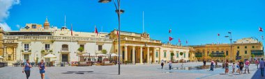 Valletta, Malta - 17 Haziran 2018: Panorama ana Guard ve tarihi Konakları, açık hava kafeleri ve çeşmeler, 17 Haziran'da Valletta çevrili St George's meydanında bina Başbakanlık ile.