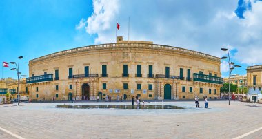 Valletta, Malta - 17 Haziran 2018: günümüzde müze ve Başkan'ın ofisi, Cumhuriyet Caddesi ve karşılıklı St George Square çeşmeler ile 17 Haziran'da Valletta içinde yer alan konut büyük usta'nın Sarayı,.