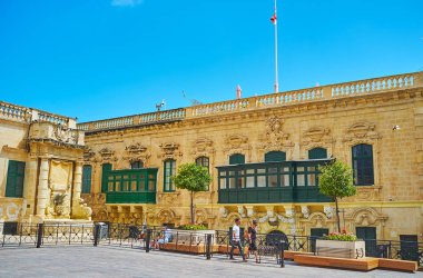 Valletta, Malta - 17 Haziran 2018: Cephe Ortaçağ yapılardır, kare, 17 Haziran'da Valletta saraydan görülen süslü taş çelenk.