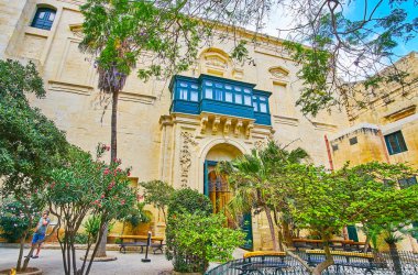 Valletta, Malta - 17 Haziran 2018: Bahçe Prens Alfred's Courtyard Grandmaster'ın sarayında sakin ol, bu küçük gölgeli alan yemyeşil ağaçlar ve banklar dinlen, 17 Haziran'da Valletta için güzel bir yer.