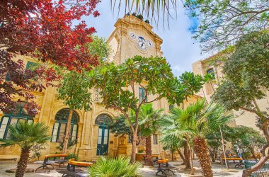 Valletta, Malta - 17 Haziran 2018: Neşeli gölgeli bahçe Moors saat üstünde tepe-in 17 Haziran'da Valletta tarihi Saat Kulesi manzaralı Prens Alfred's Courtyard Grandmaster'ın sarayında.