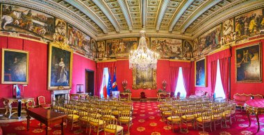Valletta, Malta - 17 Haziran 2018: Panorama Büyükelçi'nin Oda Grandmaster'ın sarayında vintage freskler ve resim sergisi, 17 Haziran'da Valletta ile kırmızı gama.