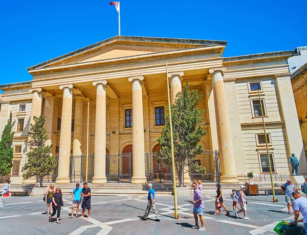 马耳他的瓦莱塔 2018年6月17日 法院的新古典主义的门廊 位于共和国街道 在6月17日在瓦莱塔 — 图库照片