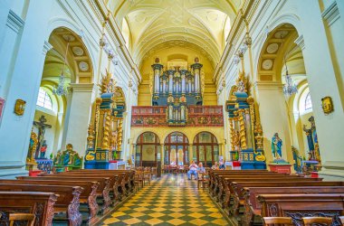 Krakow, Polonya - 11 Haziran 2018: Küçük boru St. Bernard, Siena kilisede, 11 Haziran Krakow şehrinde yer alan oyulmuş Guild elemanları ile dekore edilmiş org.