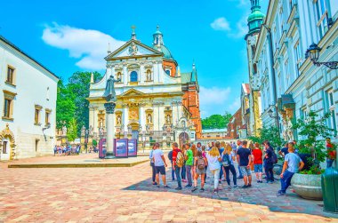 Krakow, Polonya - 11 Haziran 2018: Küçük St. Mary Magdalene kare üzerinde 11 Haziran Krakow St Peter ve Paul Kilisesi, Papalık Üniversitesi ve diğerleri gibi güzel çevredeki binalara sahiptir.