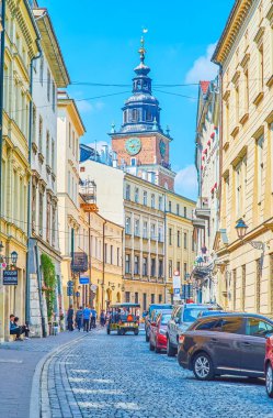 Krakow, Polonya - 21 Haziran 2018: Arka plan üzerinde 21 Haziran Krakow yüksek Ortaçağ Belediye kule ile eski Krakow cityscape.