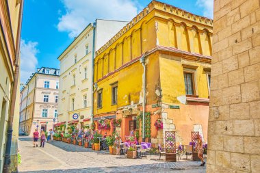 Krakow, Polonya - 21 Haziran 2018: doğal yaz teras saksı ile dekore edilmiş restoran turistler arasında çok popüler üzerinde 21 Haziran Krakow.