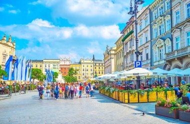 Krakow, Polonya - 11 Haziran 2018: Main Market Square restoranlarda üzerinde 11 Haziran Krakow şehir şehir faaliyeti hakkında harika manzaralı en popüler yerlerde bulunmaktadır.