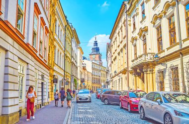 Krakow, Polonya - 11 Haziran 2018: 11 Haziran Krakow dar gölgeli ve rüzgarlı yollarda yürümek de yaz güneşte Isıtma gizlemek için en iyi yolu.