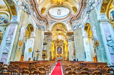 Krakow, Polonya - 11 Haziran 2018: St Anna Kilisesi, zengin oyma desen ve boyalı elemanları, 11 Haziran Krakow.2 yılında dekore edilmiş güzel iç