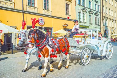 Krakow, Polonya - 11 Haziran 2018: ortaçağdan kalma şehir ruhu hissetmek için en iyi yolu döşeli sokaklarda 11 Haziran Krakow binmek bir satır boşluğu sahip olmaktır.