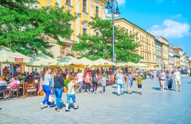 Krakow, Polonya - 11 Haziran 2018: Main Market Sqaure Krakow üzerinde 11 Haziran Krakow bir akşam yemeği için rahat yer bulmak için fırsat ile yürümeyi çok hoş bir yer olduğunu.