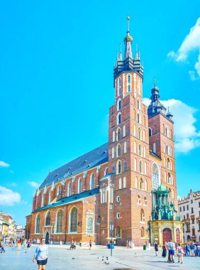 Krakow, Polonya - 11 Haziran 2018: St. Mary's Basilica en sıradışı mimari çağ nedeniyle farklı çan kulelerinin, 11 Haziran Krakow başyapıt.