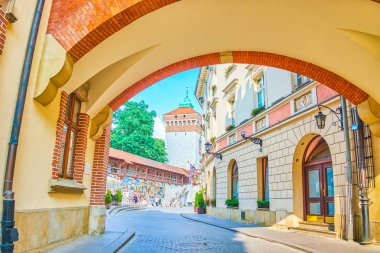 Krakow, Polonya - 11 Haziran 2018: Florian Gates ve şehir surları boyunca sanat sergisi 11 Haziran Krakow güzel görünümü ile kemer