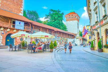 Krakow, Polonya - 11 Haziran 2018: Florian Gates bitişik bölge mümkün olduğunca açık sanat piyasası itibariyle yerel sanatçıların resim sergisi zevk ve soğuk içecekler üzerinde 11 Haziran Krakow café'ın yaz terası, İçecek yer olduğunu