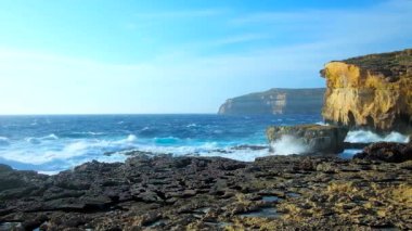 Gözlemleyerek uzun boylu kayalıklarla, eski Azure penceresinin, Gozo Adası, Malta sitedeki yeni esinti zevk güçlü dalgalar beyaz köpük ve sprey, keyifli yürüyüş boyunca kayalık sahil, San Lawrenz,.