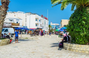 Sousse, Tunus - 28 Ağustos 2015: Place des şehit Medine Merkez Meydanı çok sayıda Pazar tezgahları, Cafe, Ribat kale ve Grand Msque, 28 Ağustos Sousse içinde yanıyor.