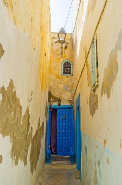 Medine kaotik Ortaçağ konut zengin eğri backstreets ve yüksek duvarlar ve küçük ahşap kapılar, Medine, Sousse, Tunus ile dar şerit.