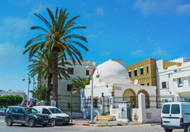 Mahdia, Tunisia - 29 Ağustos 2015: Küçük beyaz Camii sokak köşesinde Mahdia 29 Ağustos tarihinde arkasında, geleneksel evler.