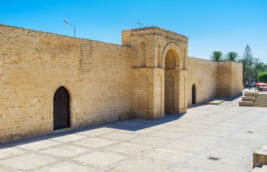 Ulu Camii'nın ağ geçidi büyük Ortaçağ savunma sur tarafından Mahdia, Tunisia çevrili, at nalı kemer.