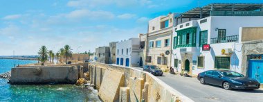 Mahdia, Tunisia - 29 Ağustos 2015: Mahdia Panorama sahil nazik deniz, uzun boylu kale duvarı, eski evler ve Mahdia 29 Ağustos tarihinde keyifli gezinti.
