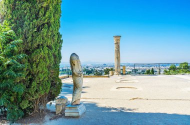 Carthage sit alanı çevresinde Byrsa Hill, Tunus manzara bakan panoramik terasta eserleri.