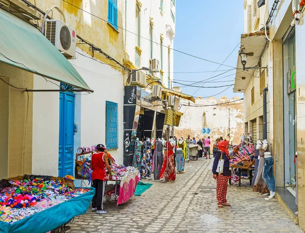 Sousse Tunísia Agosto 2015 Rua Estreita Mercado Vestuário Lado Das — Fotografia de Stock
