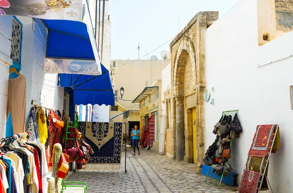 Sousse Tunísia Agosto 2015 Lojas Roupas Tapetes Redor Porta Medieval — Fotografia de Stock