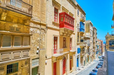 Valletta, Malta, renkli Malta balkonlu eski yapılardır hattı ile St Ursula sokakta iniş nazik üst terasından görünümü.