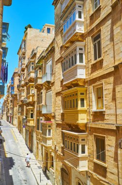 Doğal kireçtaşı binalar St Dominic street, Valletta, Malta, geleneksel ahşap Malta balkonlu.