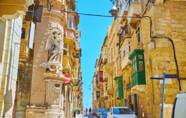 Valletta, çok popüler mimari detaylarıyla St Michael Archangel, şeytan, Başpiskopos ve caddelerinin St Ursula, Valletta, Malta üzerinde mücadele heykeli gibi niş ya da köşe heykelleri vardır.