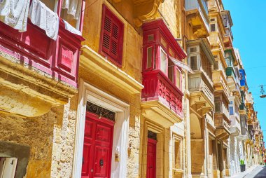 Şehirde yürümek desen ve boyalı, parlak renkler, Valletta, Malta ile dekore edilmiş geleneksel Malta balkon gözlemlemek için en iyi seçimdir.